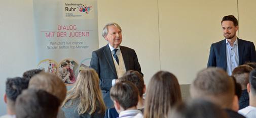 Dialog auf Augenhöhe: Dr.-Ing. Claus-M. Müller und Nicolaus Müller, beide Geschäftsführende Gesellschafter der MC-Bauchemie, im lebhaften generationenübergreifenden Dialog mit Schülern des Heinrich-Heine-Gymnasiums aus Bottrop, des Don-Bosco-Gymnasiums aus Essen und des Berufskollegs aus Dinslaken.