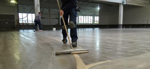 Blick in die neue Produktionshalle von Resch & Frisch, einem der größten österreichischen Backwarenbetriebe. Resch & Frisch entschied sich für eine Bodenbeschichtung mit MC-Floor TopSpeed, da der Baubeginn in den Winter fiel und die Restfeuchte der Estriche zu hoch war, um sie mit Standard-EP- oder -PU-Beschichtungen zu beschichten.