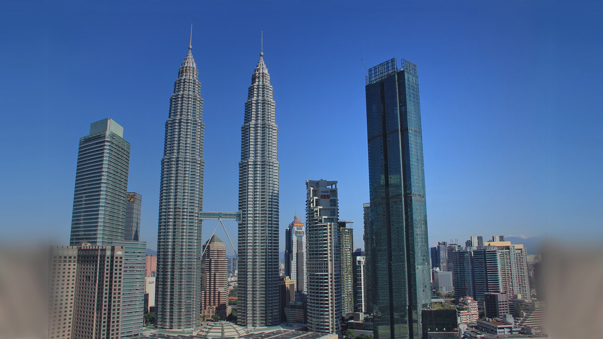 Der 343 Meter hohe Wolkenkratzer des Four Seasons Place liegt in unmittelbarer Nähe zu den bekannten Petronas Towers und wird mit 77 Stockwerken das zweithöchste Gebäude der Stadt sein.
