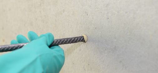 Mit MC-AnchorSolid ist das kraftschlüssige Einkleben von Betonstahl oder Gewindestangen in ungerissenem Beton einfach und sicher möglich.