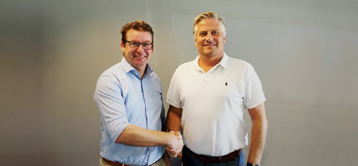 Handshake der beiden Geschäftsführer der neu gegründeten Gesellschaft MC-Bauchemie Danmark ApS: Walter Devue (links) und Klaus Lebæk (rechts).