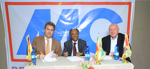 Vertragsschluss (von links nach rechts): Dr. Ekkehard zur Mühlen, Geschäftsführer der MC-Bauchemie Müller GmbH & Co. KG, Lemma Teklehaimanot, der LICA PLC vertritt, die wiederum Minderheitseigner der LICON ist, mit Lothar Hellenkamp, CEO der CONMIX Ltd., beim Closing am 22. November 2018 in Addis Abeba.