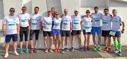 MC Team Spirit: Das Gruppenfoto vor dem Start am Musiktheater in Gelsenkirchen in der Nähe des Start-Ziel-Bereichs.