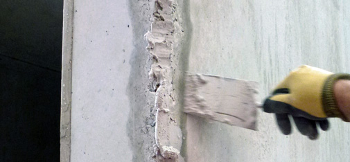 Reprofilierung eines Kantenabbruchs an einer frisch aus-geschalten Garage bei einer Oberflächentemperatur von + 70 °C mit Nafuquick HT.
