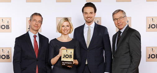 MC-Bauchemie erhält TOP JOB-Arbeitgebersiegel (von links nach rechts): Christoph Hemming (Bereichsleiter HR), Anna Kaja (HR-Managerin), Nicolaus Müller (Geschäftsführer MC-Bauchemie) und Wolfgang Clement (Mentor/Bundeswirtschaftsminister a.D.).