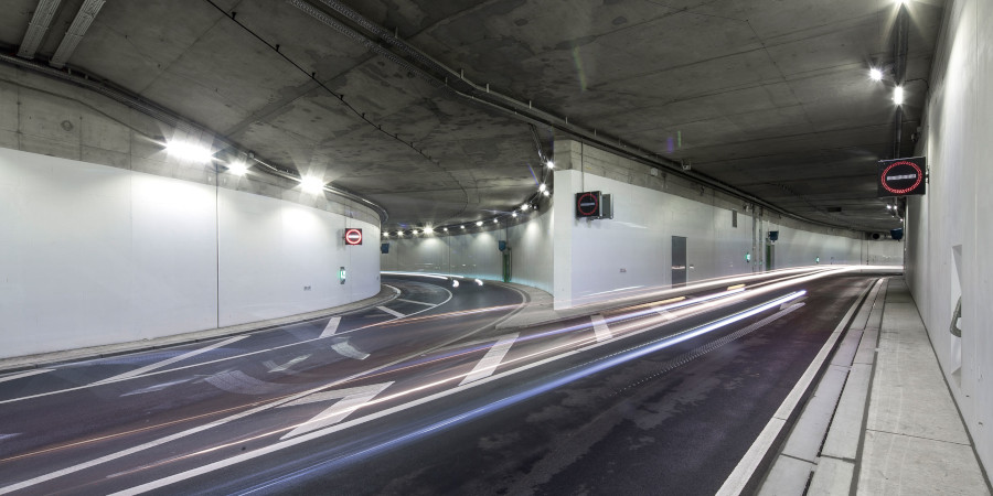 MC-Color T 21 Tunnelbeschichtung sorgt für mehr Licht und mehr Sicherheit im Tunnel: Die 1k-Beschichtung für Verkehrs-tunnelbauwerke MC-Color T 21 ist sehr widerstandsfähig und langlebig und kann leicht und direkt „aus dem Eimer“ im Roll- und Airless-Spritzverfahren verarbeitet werden. Sie steht 2k-Beschichtungen in nichts nach und bietet darüber hinaus eine verbesserte Lichtausbeute bei optimalem Glanzgrad, eine vereinfachte und schnellere Reinigung, geringere Betriebskosten und eine sehr gute Umweltverträglichkeit. Es erfüllt zudem alle Anforderungen in puncto Brandverhalten.