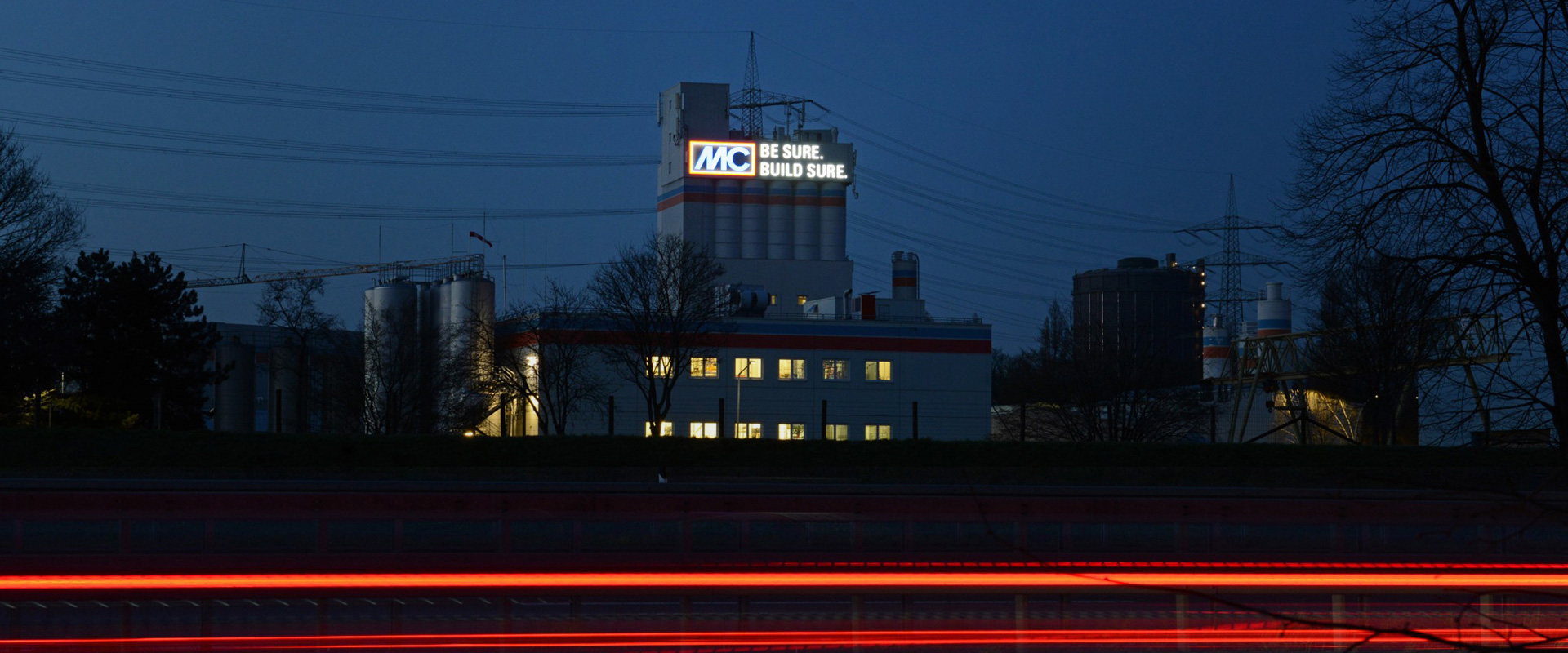 Riesen-Logo an MC Pulverturm - MC-Bauchemie