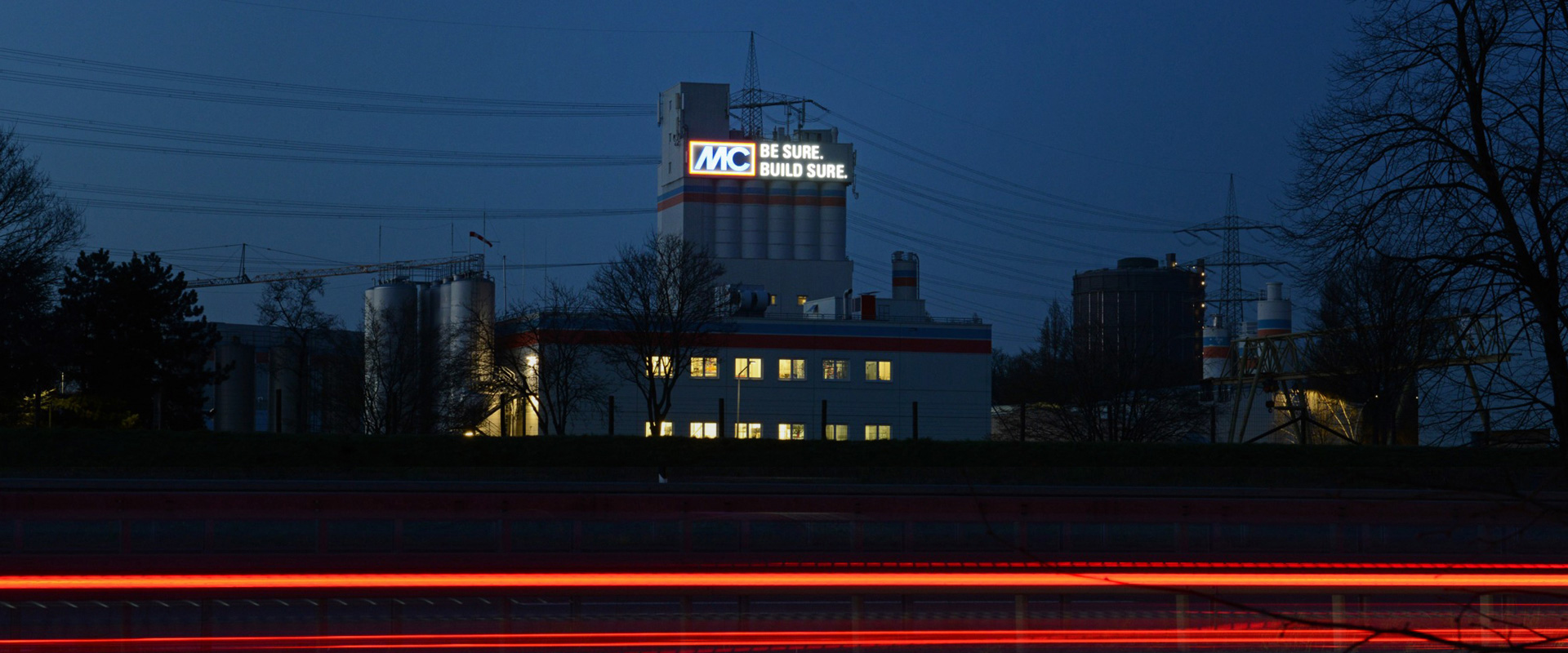 Riesen-Logo schmückt die Fassade des Pulverturms der MC-Bauchemie in Bottrop