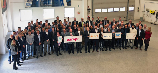 Über 80 Führungskräfte der MC-Bauchemie Unternehmensgruppe aus der DACH-Region setzten am 7. Mai 2019 im Ausbildungs- und Trainingszentrum der MC-Bauchemie in Bottrop demonstrativ ein Zeichen für ein friedliches und demokratisches Europa.